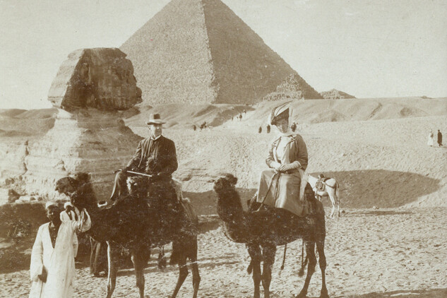 Stará fotografie: Hrabě Jan Josef Herberstein s manželkou na velbloudech v Gíze, Libochovice