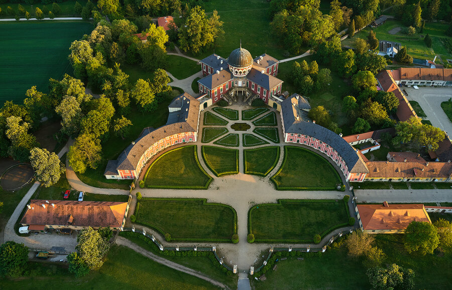 Areál zámku Veltrusy