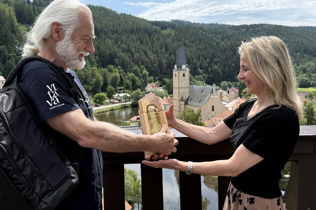 Kastelánka Rožmberka Andrea Čekanová přebírá kapsli s vltavskou vodou