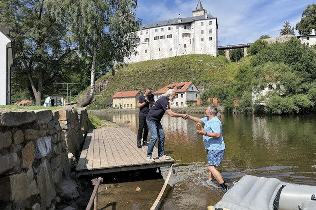 Na molu v Rožmberku již na štafetu čekal starosta Bohuslav Čtveráček