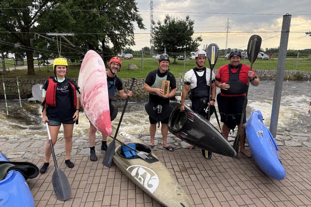 Jakub Prüher, Ondřej Pinkava, Jakub Krejčí (v doprovodu P. Pavelce a jeho dcery-vlevo)