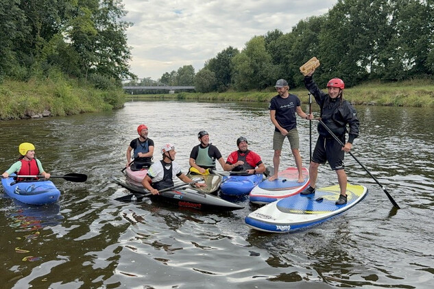 Předávka štafety osádce paddleboardů